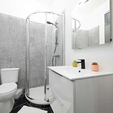 Large With Modern Art Vibes Perfect For 3 * Paris